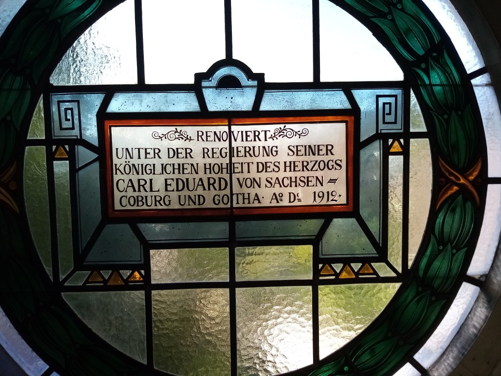 Kirchenfenster mit Hinweis Renovierung 1912